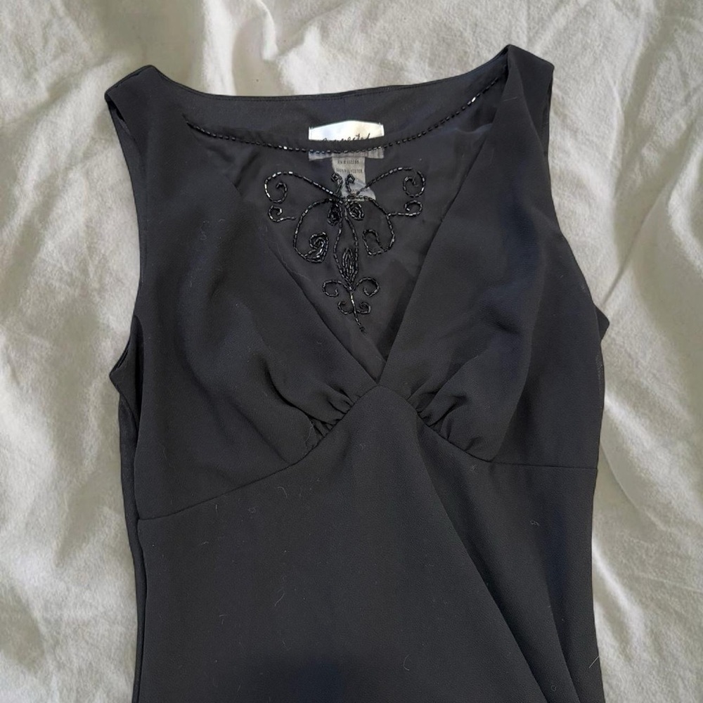 Elegant Black Sleeveless Dress - Picture 3 of 5